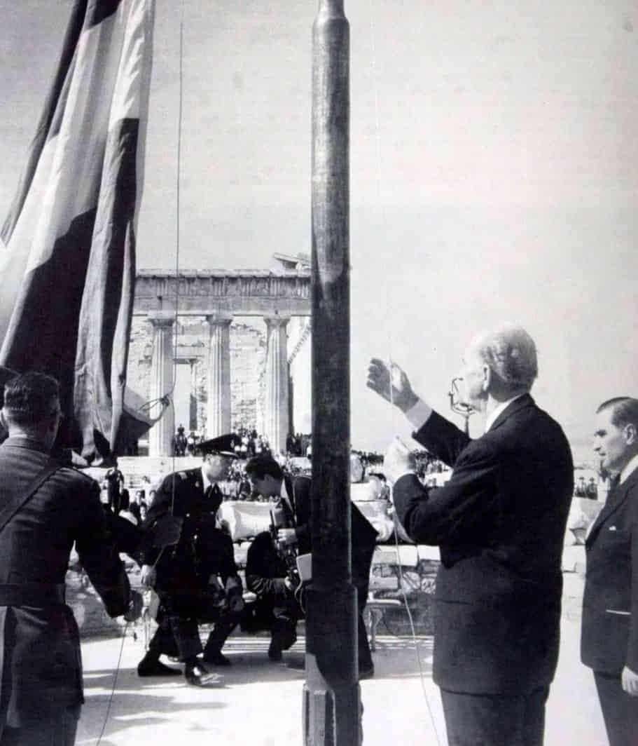 ο Πρωθυπουργός Γεώργιος Παπανδρέου υψώνει και πάλι την ελληνική σημαία.18-10-1944