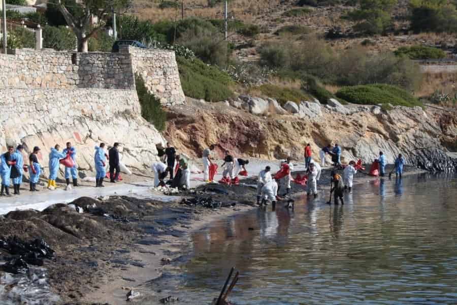 Υπουργείο Υγείας: Πού απαγορεύεται η κολύμβηση λόγω ρύπανσης στο Σαρωνικο συνεπεία ναυαγίου  